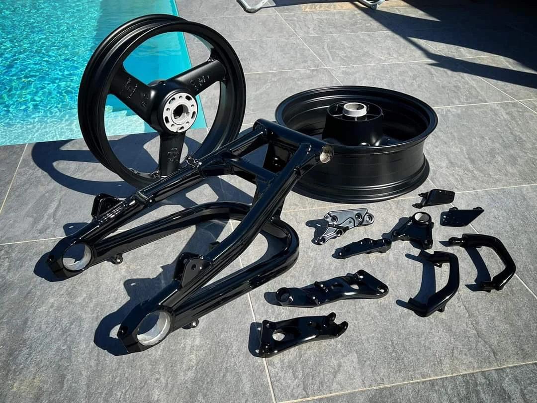 Ensemble de pièces moto thermolaquées finition noire