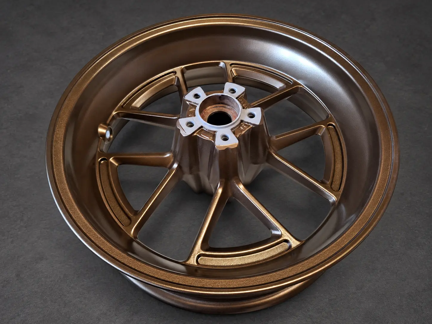 Jante moto bronze thermolaquée sur fond studio anthracite