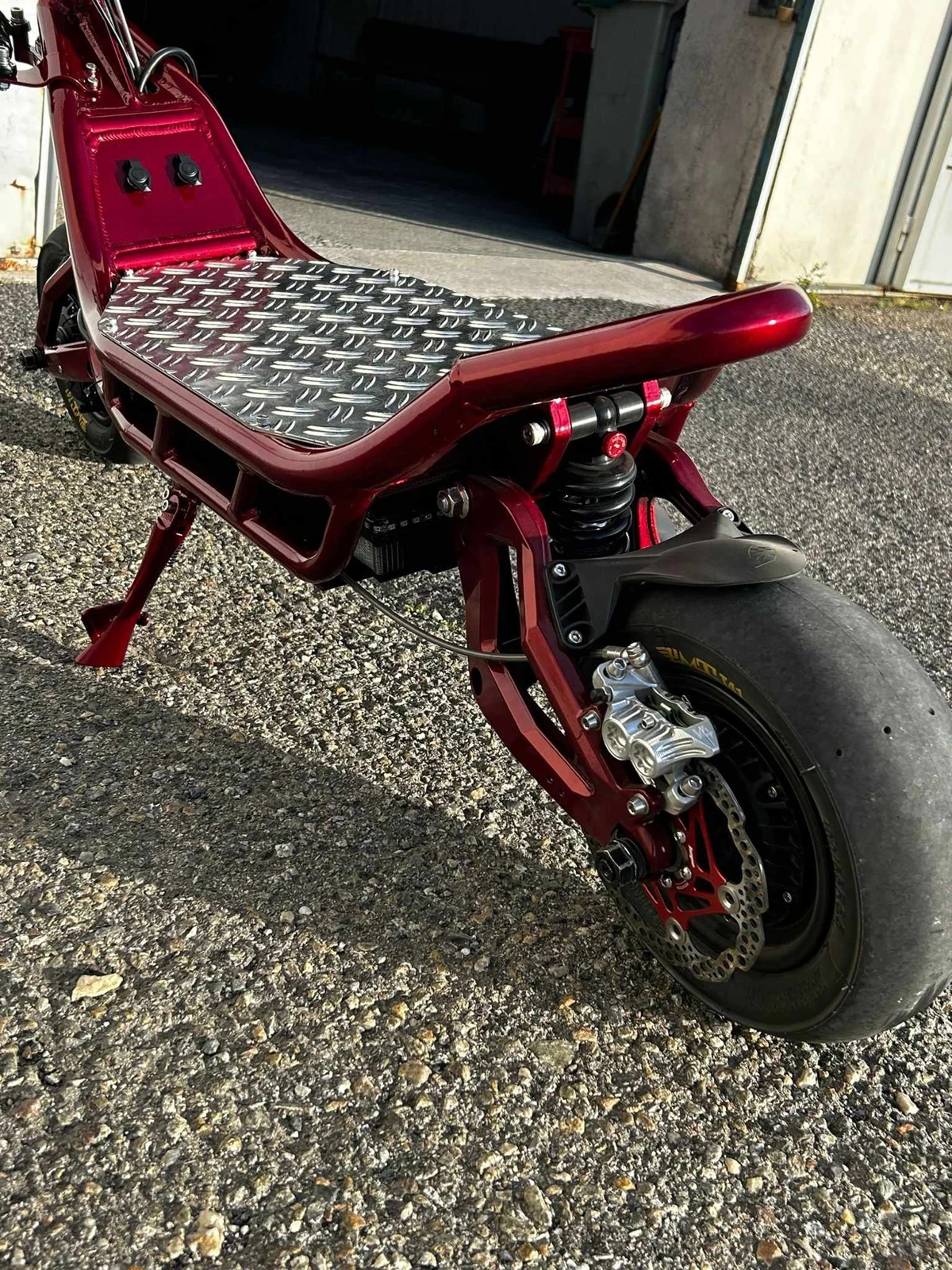 Scooter personnalisé avec pièces moto thermolaquées rouges